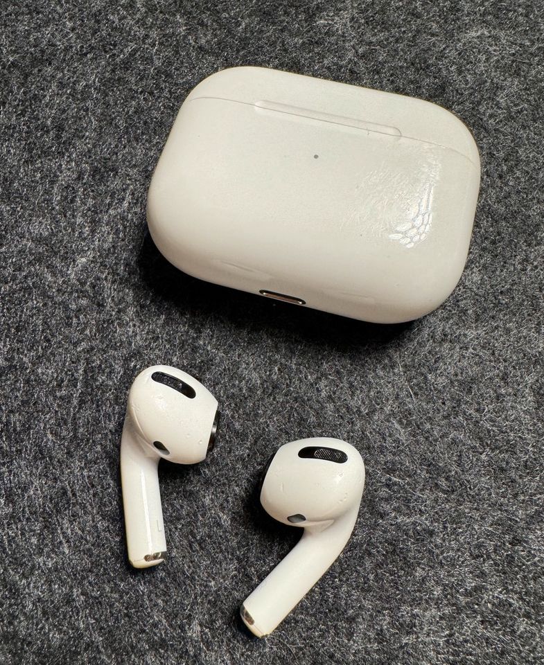 Apple AirPods Pro mit Wireless Charging Case und OVP in Esslingen