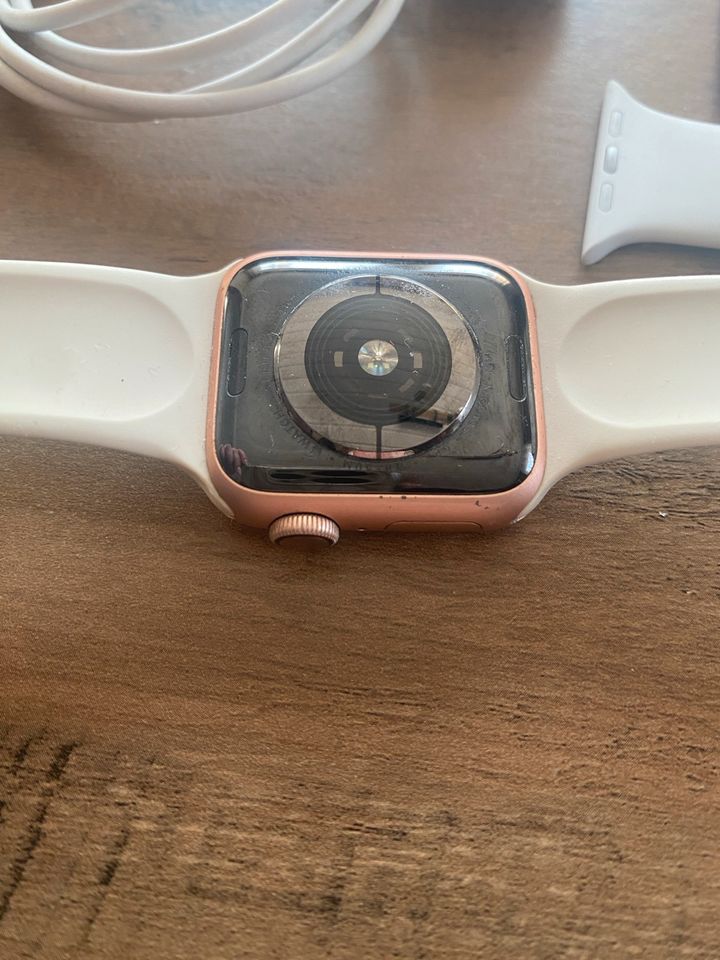 Apple Watch Series 4 / 40mm Rosé/ DEFEKT in Tauberbischofsheim