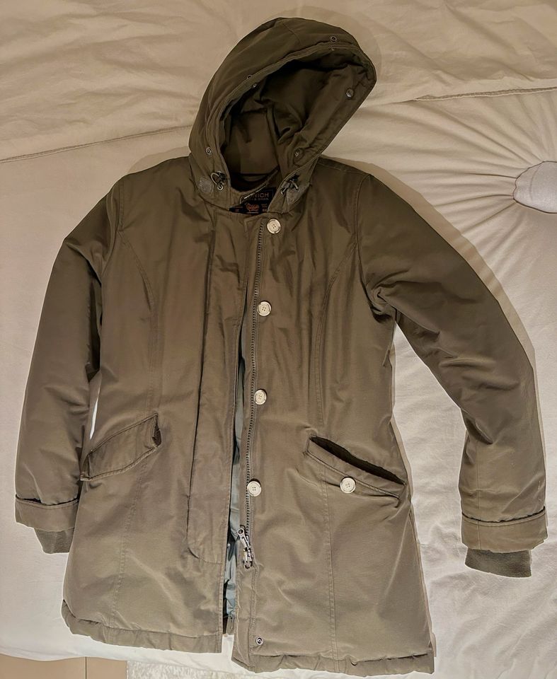 Khakifarbener Woolrich Arctic Mantel/Parka in Regensburg