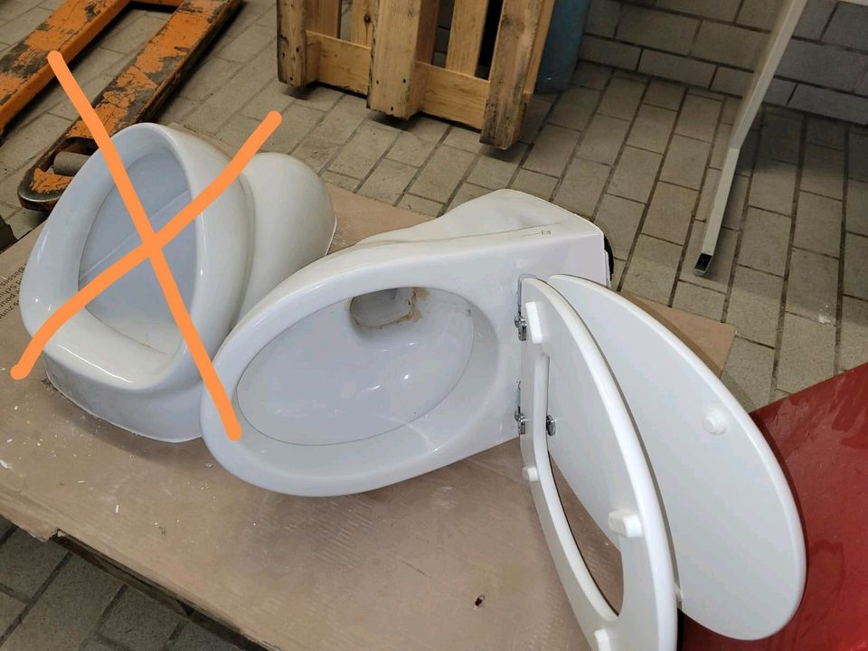 WC mit Deckel,  gebraucht,  weiß,  Toilette  in Oberschweinbach
