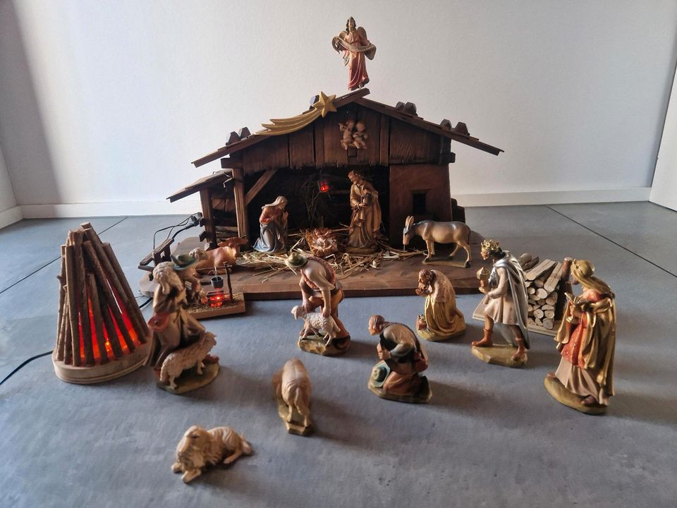 Weihnachtskrippe handgeschnitzt aus dem Grödner Tal, handbemalt in