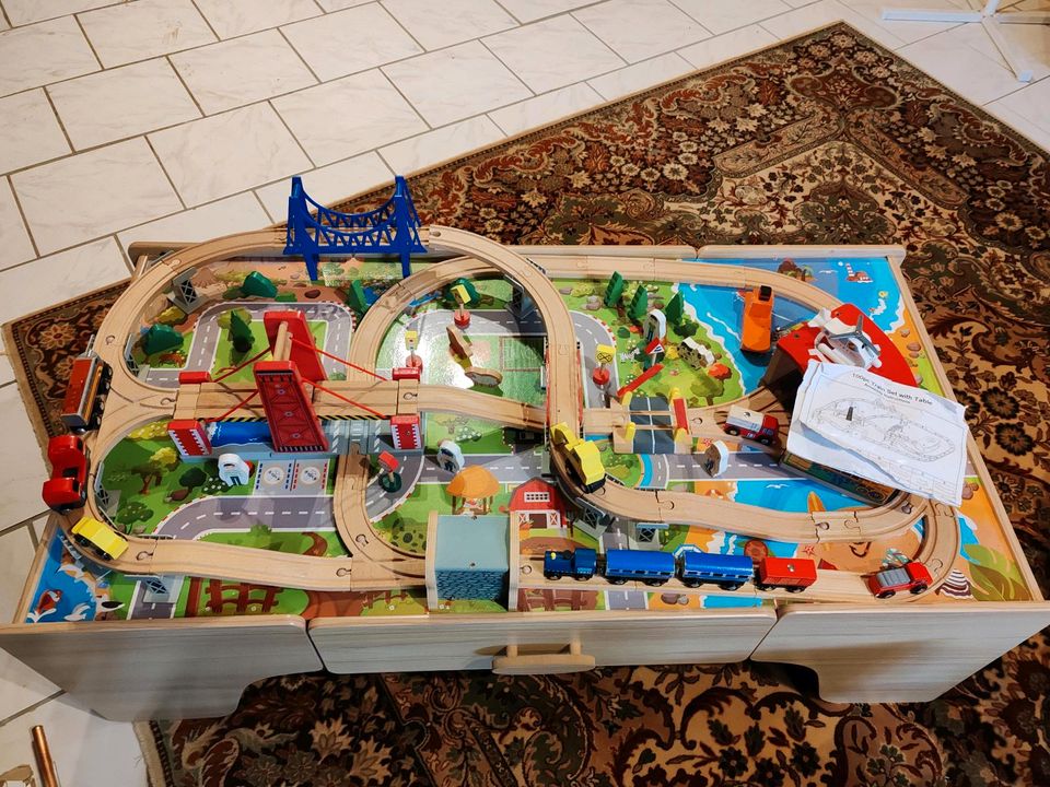 Eisenbahntisch mit Eisenbahn und Spieltisch aus Holz in Lauter