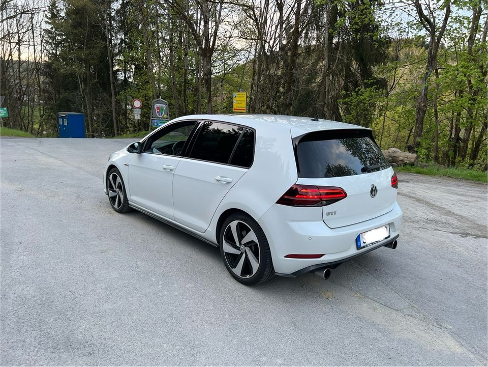 VW Golf 7 GTI Facelift Standheizung Panorama in Bad Berleburg