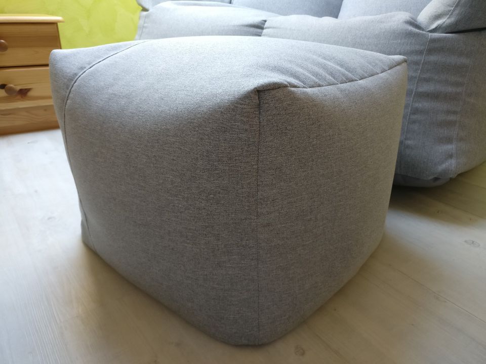 graues Sofa Couch mit dazugehörigem Hocker Sitzsack Sitzcouch in Leipzig