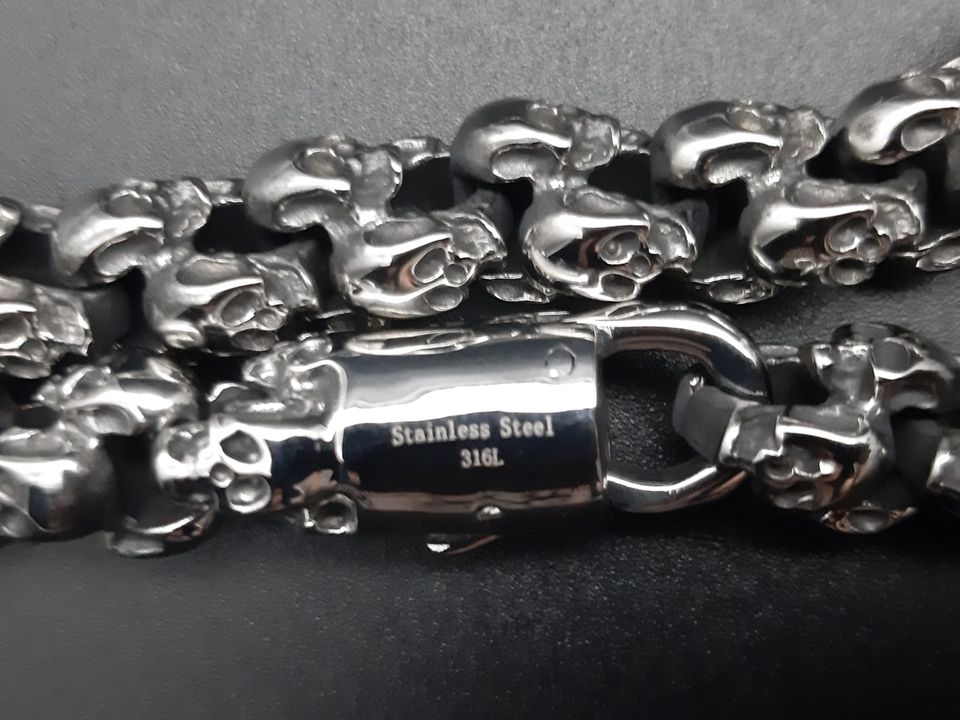 Halskette Totenköpfe Skulls Silber Grau Stainless Steel Kette NEU in Spickendorf