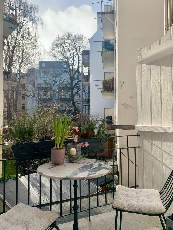Von privat: kernsanierte Altbauwohnung mit zwei Balkonen im Grüne in Hamburg