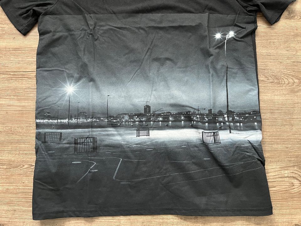 Nike Herren T-Shirt Größe L schwarz mit Aufdruck Fußballplatz in Harxheim