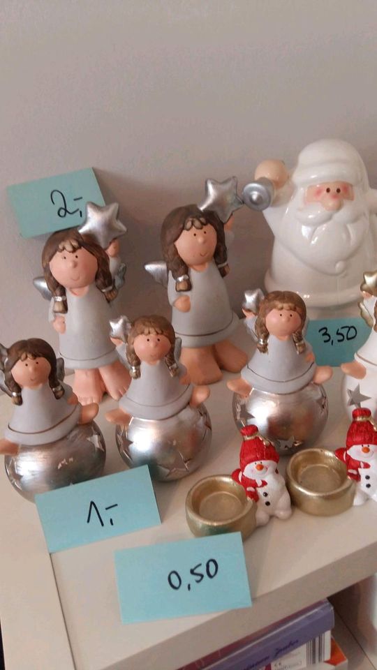 Engelsfiguren und Weihnachtsmänner aus Keramik in Großheide