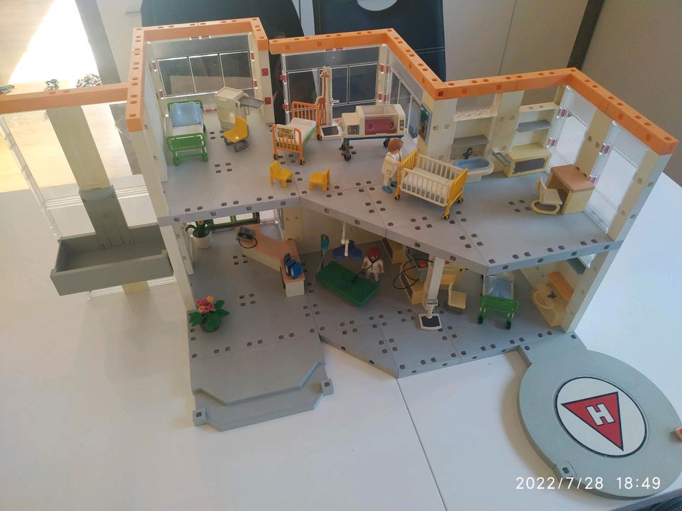 Playmobil Krankenhaus 4404 mit Einrichtung + Landeplatz in Dassow