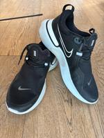 Nike Run Shield Laufschuhe Gr. 42,5 schwarz TOP Zustand Niedersachsen - Seevetal Vorschau