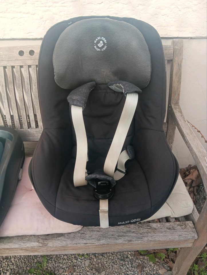 Maxicosi Pearl Auzositz mit Isofix Station Familyfix in Salem