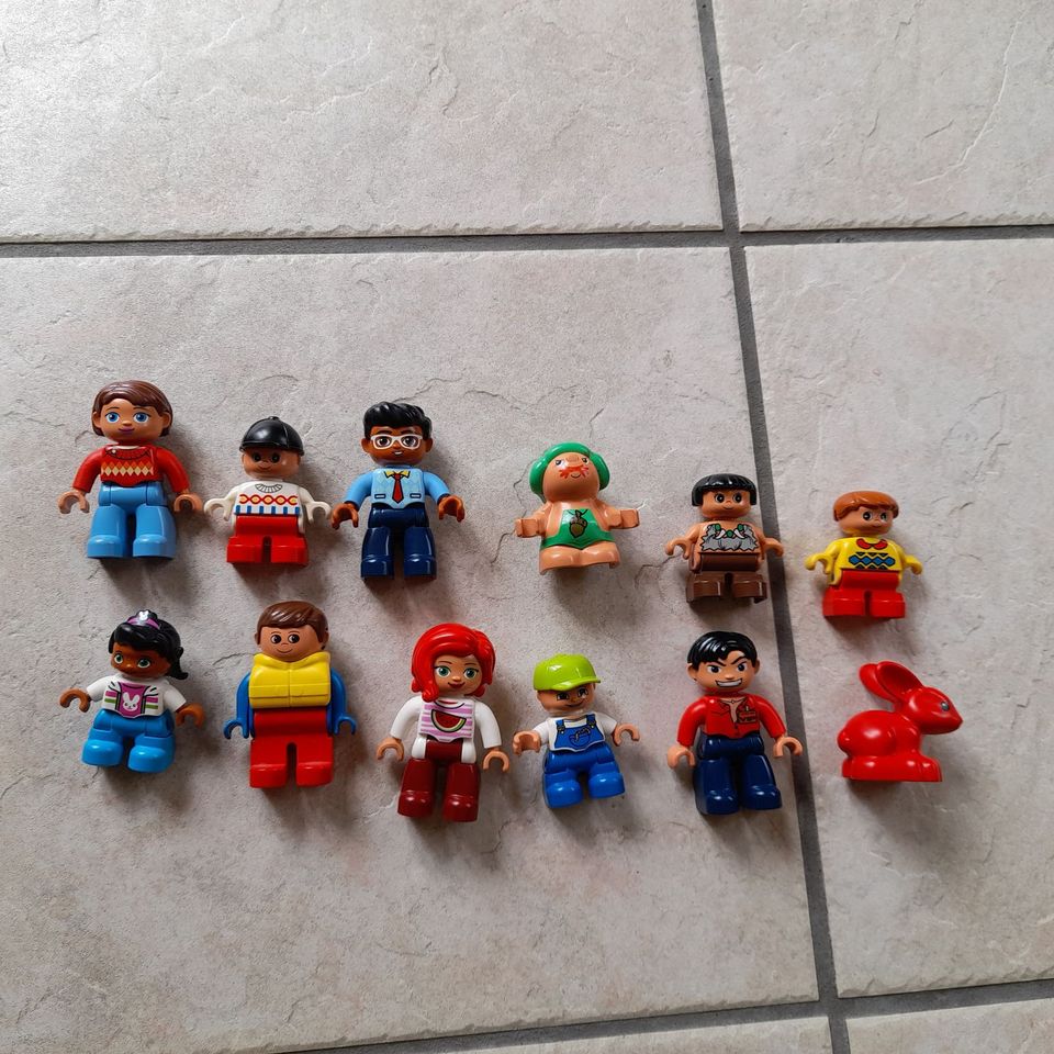 Lego Duplo 11 Figuren Menschen Kinder + roter Hase in Wiehl