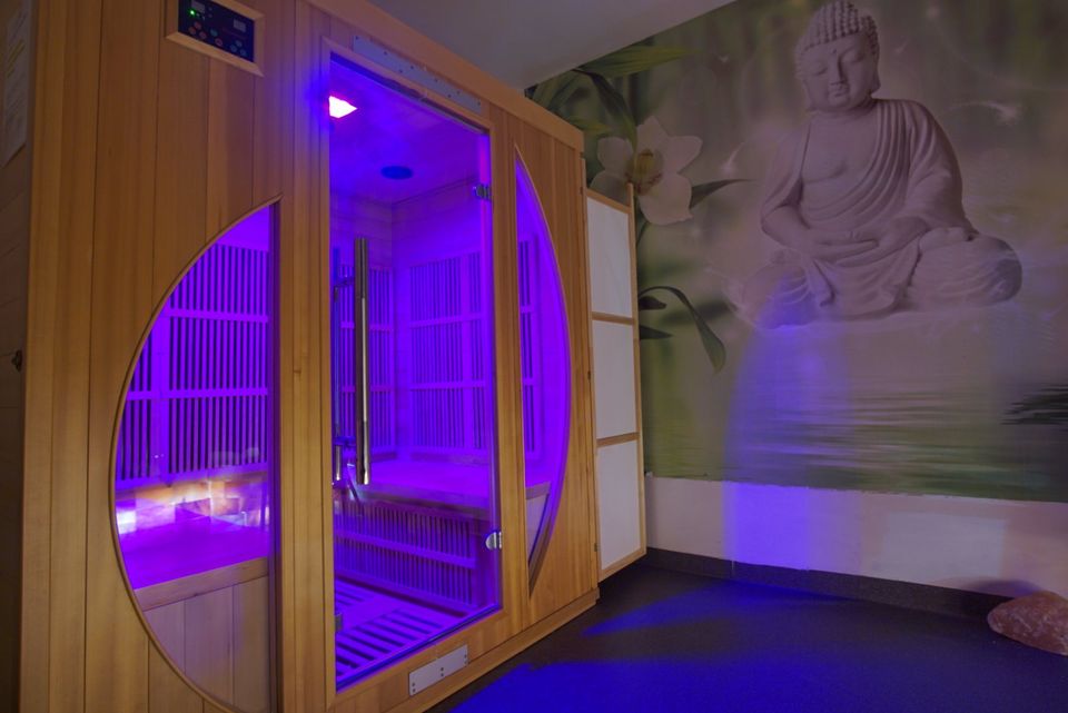 Gold-Retreat: 100 Minuten Paarfloating, Massageerlebnis & Sauna in Essen