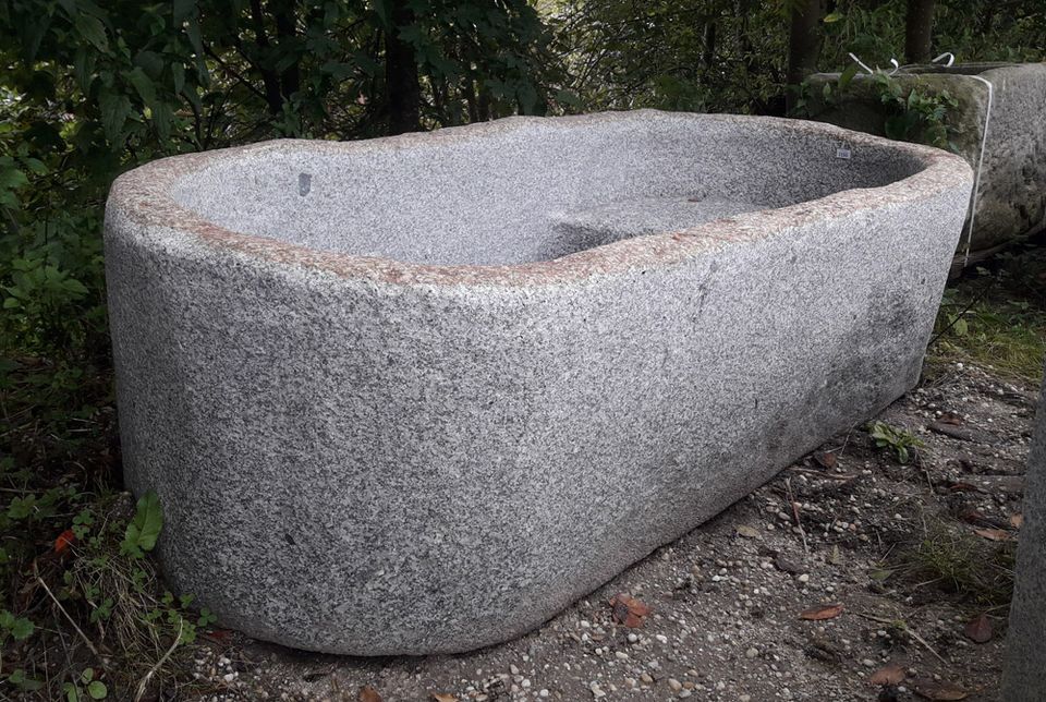 Badewanne aus Granit, Granitbrunnen, Granitwassergrand, Granitbecken, Natursteinbrunnen, Granittrog, Brunnentrog, Wassergrand in Eppenschlag