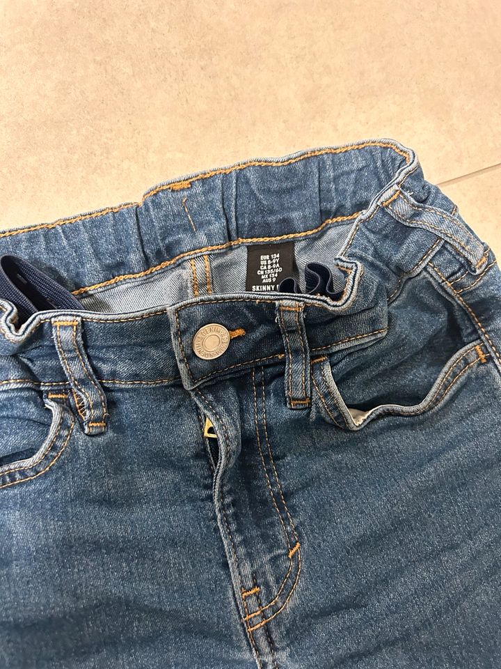 Hosen Jeans Jogging und kurz Gr. 134 H&M in Lichtenfels