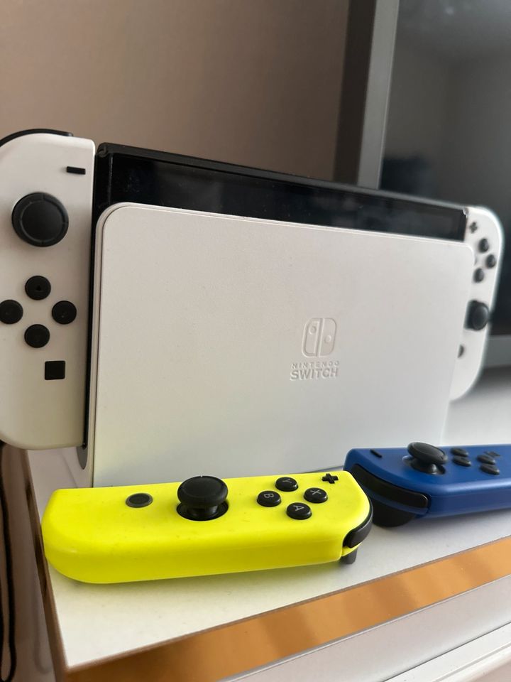 Nintendo Switch OLED mit 4 Controller und 3 Spielen in Bonn
