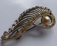 Silberfarbene Brosche mit einer kleinen Perle und Strasssteinen Burglesum - Lesum Vorschau