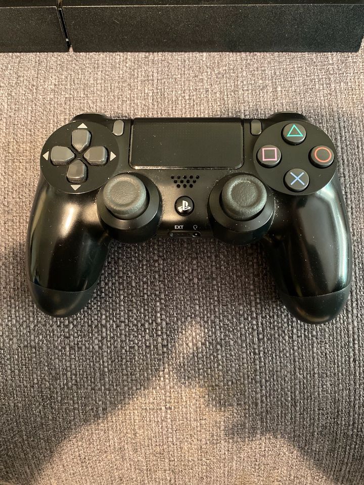 PlayStation 4 + PS4 Controller in Berlin