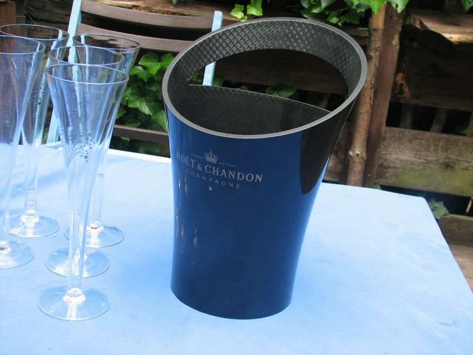 Moet & Chandon Ice Bucket mit 6 Millenium Champus Gläsern 2000 in Kirkel