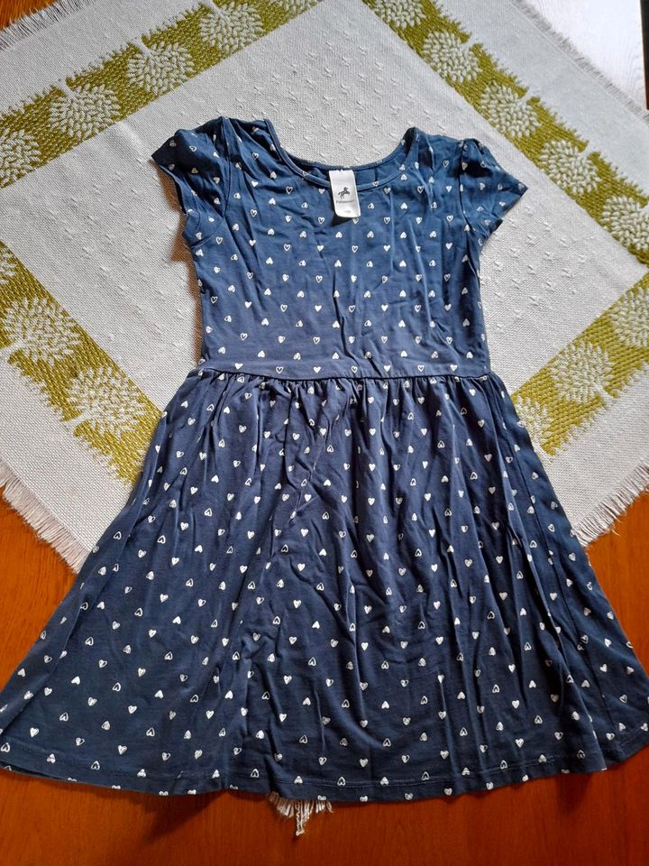 Kleid C&A Gr. 128 blau mit Herzen in Pressig