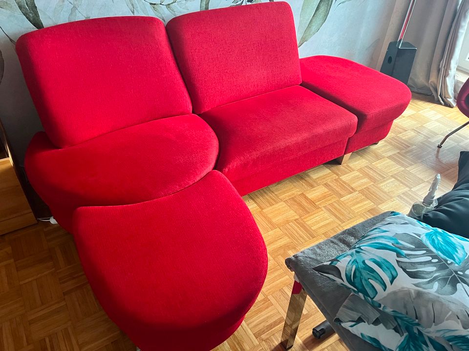 Couch Rot mit Ottomane und manuellen Funktionen in Seelze