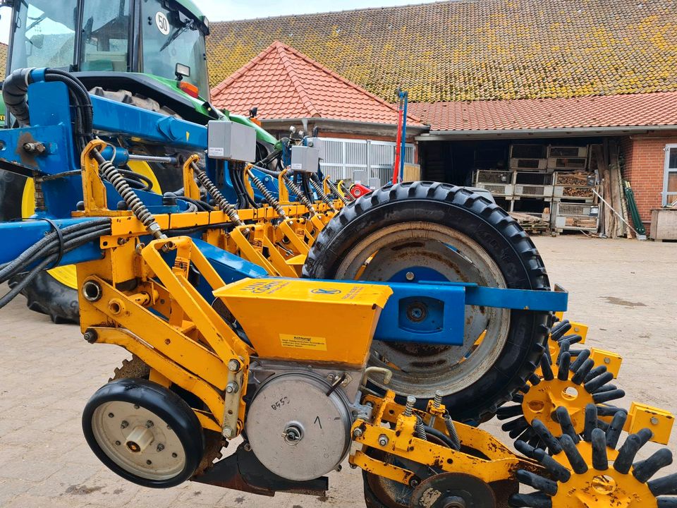 Kleine Unicorn Syncro Drive mit ISOBUS Rübendrille in Harsum