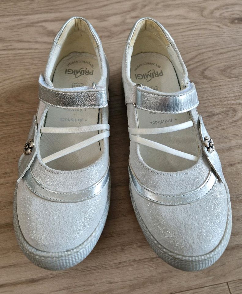 Primigi Sommerschuhe / Ballerinas / Kommunion  weiß silber Gr. 33 in Glashütten