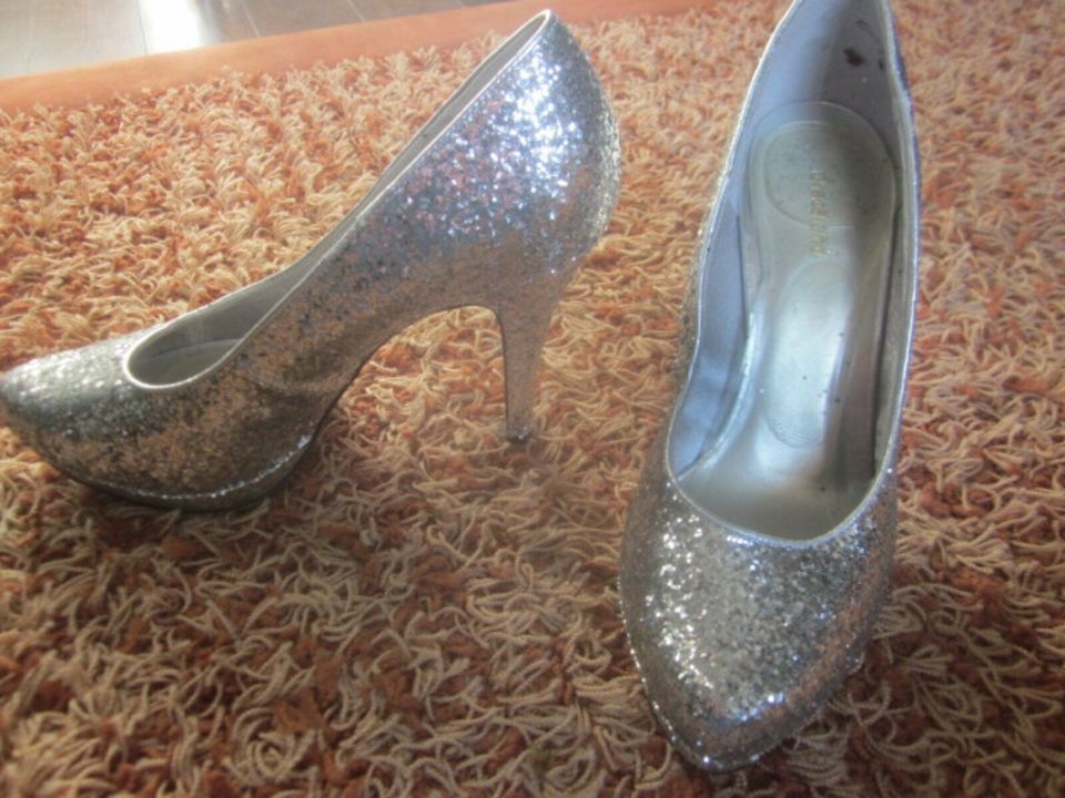 High Heels neu Gr.39 silberglitzernd pinke Sohle 11cm Pfennabsatz in Bad Driburg