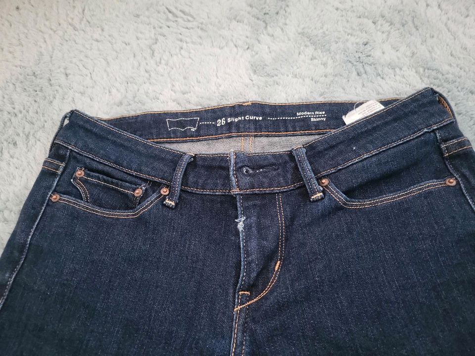 Levis Jeans Levi's dunkelblau blau 26 slight curve in Bonn