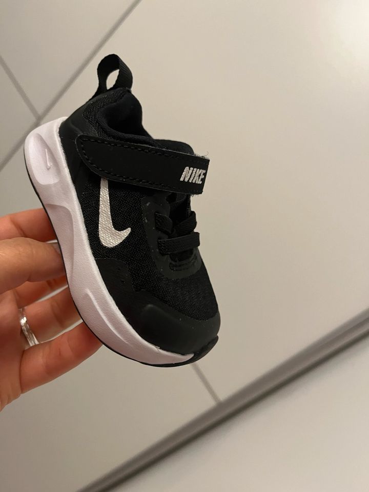 Baby Nike Schuhe in Neuwied