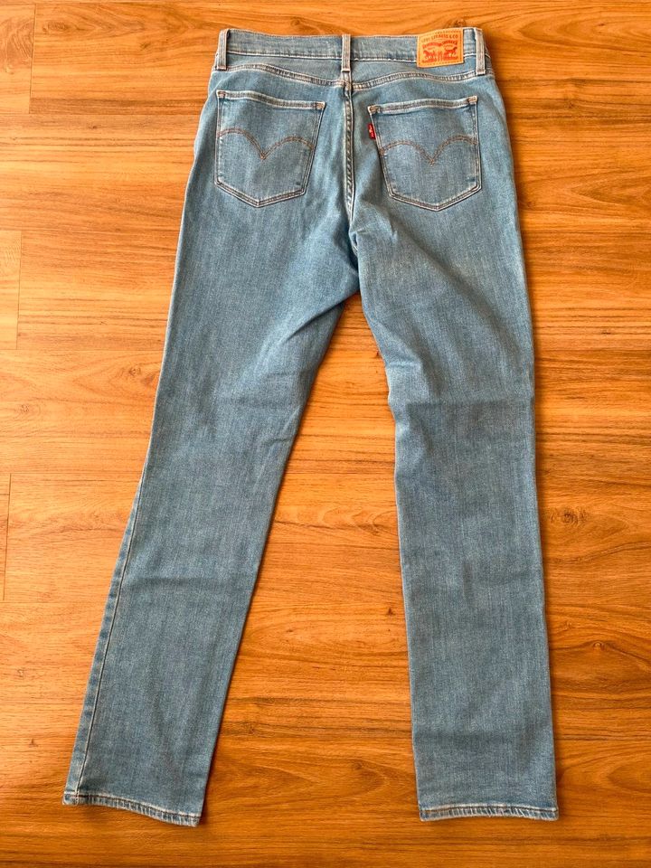 Levi's Jeans 724 High rise straight W30 L32 blau neuwertig in Renningen