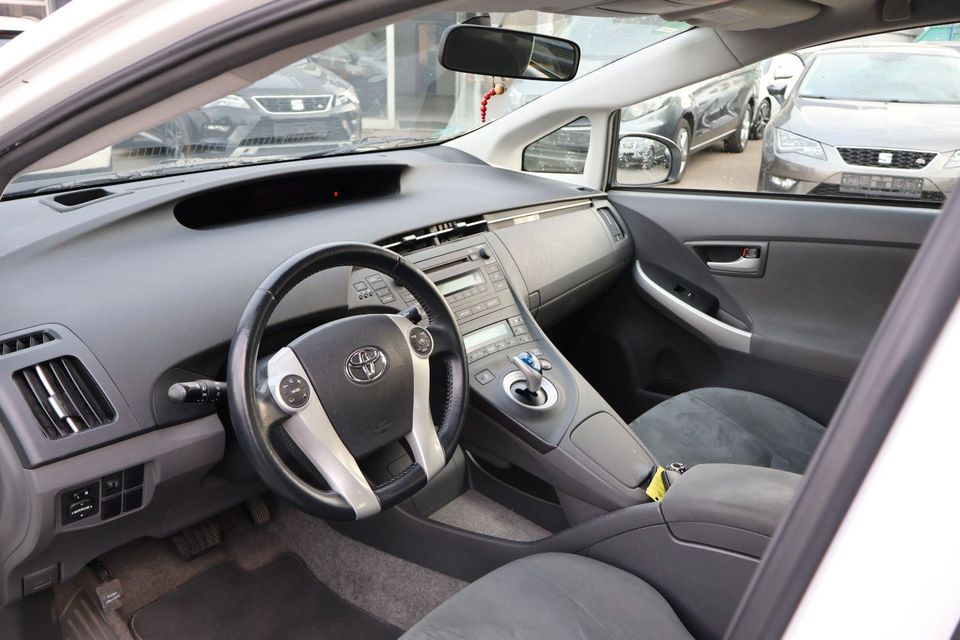 Toyota Prius Life Hybrid Automatik Alcantara in Rottweil