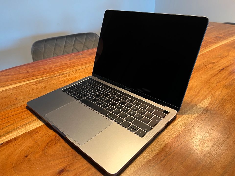 Apple MacBook Pro A1706 13.3-Zoll 2017 Touch Bar in Augsburg