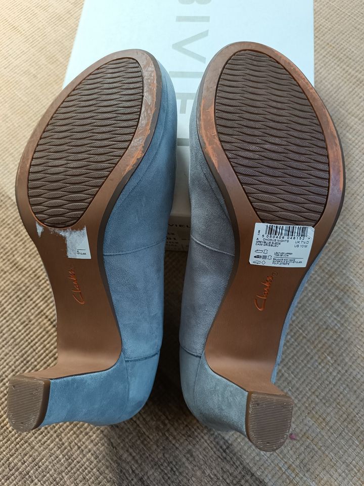 Clarks Pumps hellgrau Veloursleder, 41,5, wie NEU, 8 cm Absatz in Berlin