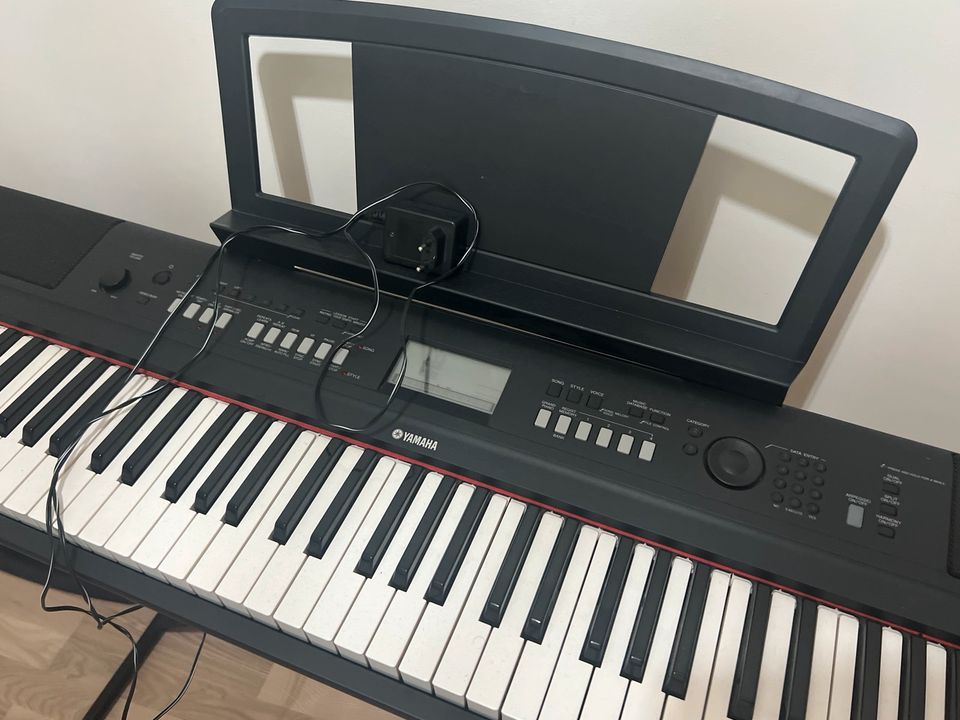 Keyboard Yamaha Piagerro NP-V80 in Berlin