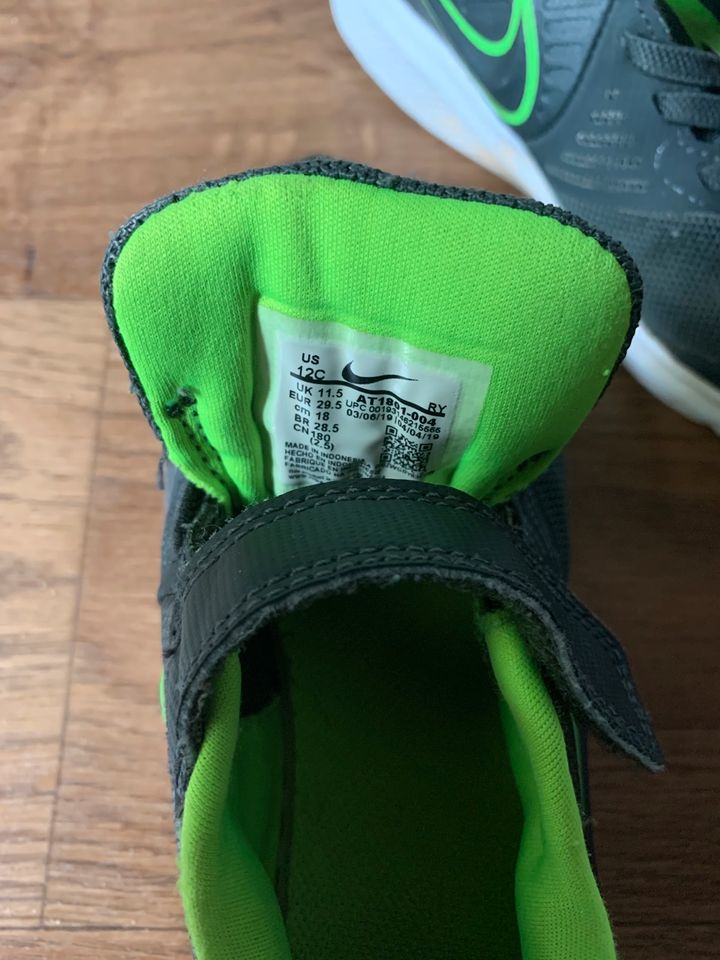 Nike Turnschuhe Größe 29,5 in Zwickau