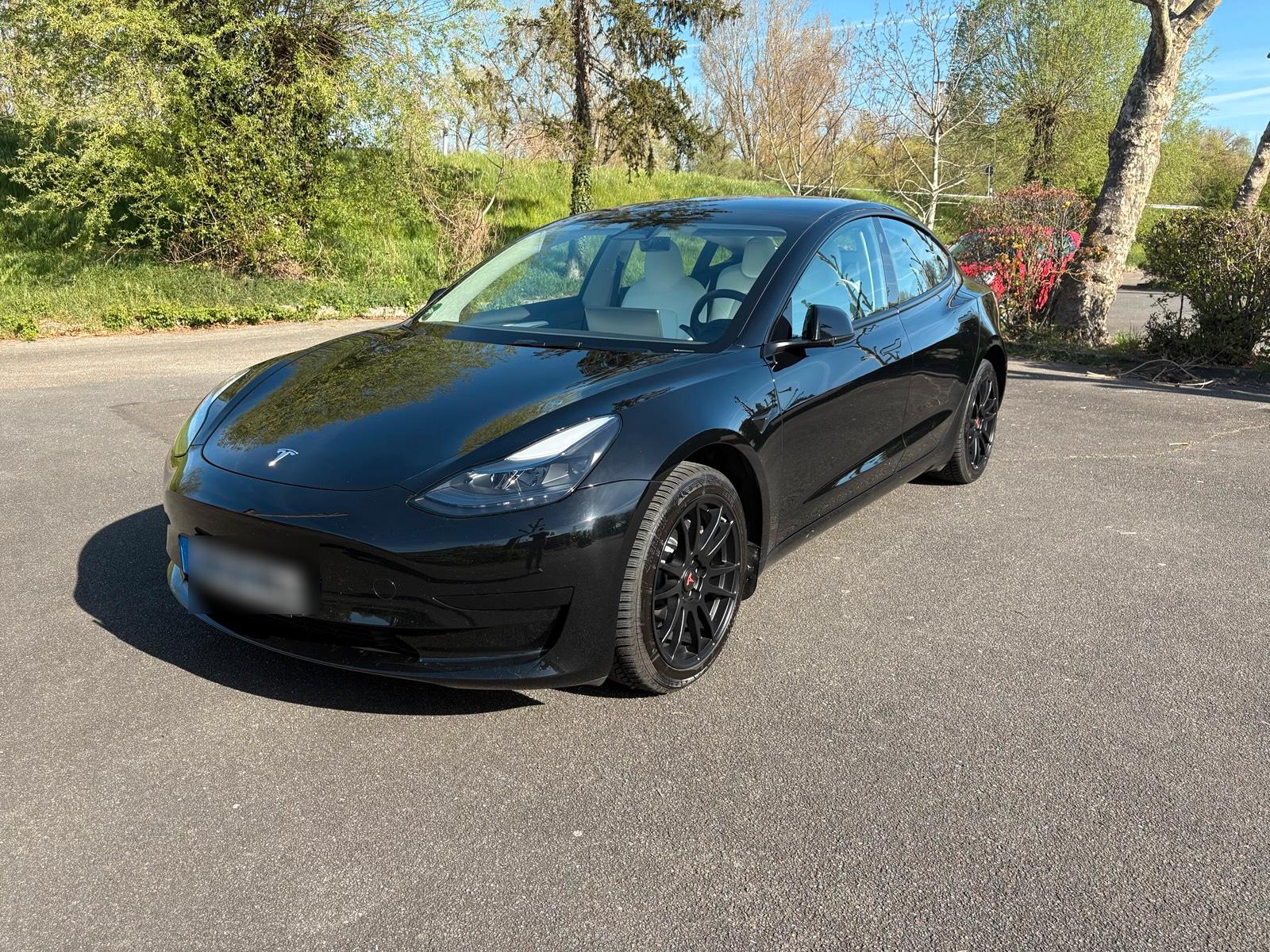 Abbildung des Autos Tesla Model 3 SR+ black&…