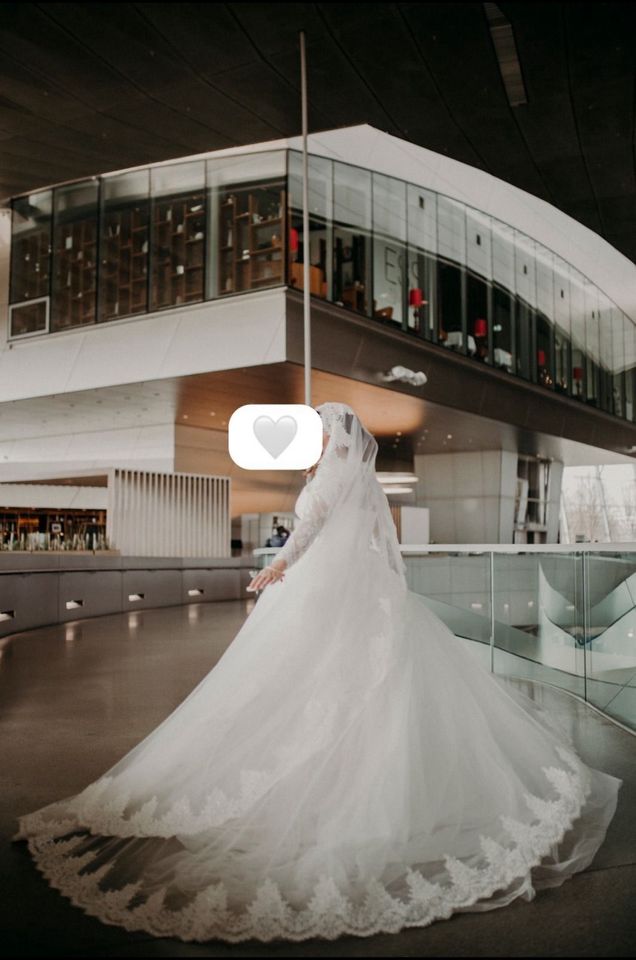 Hochzeitskleid mit hochwertiger Spitze+ Schleier + Schuhe&Tasche in Feucht