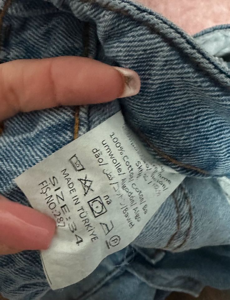 Hosen Jeans Damen Kleiderpaket nach Wunsch XS S in Rehlingen-Siersburg