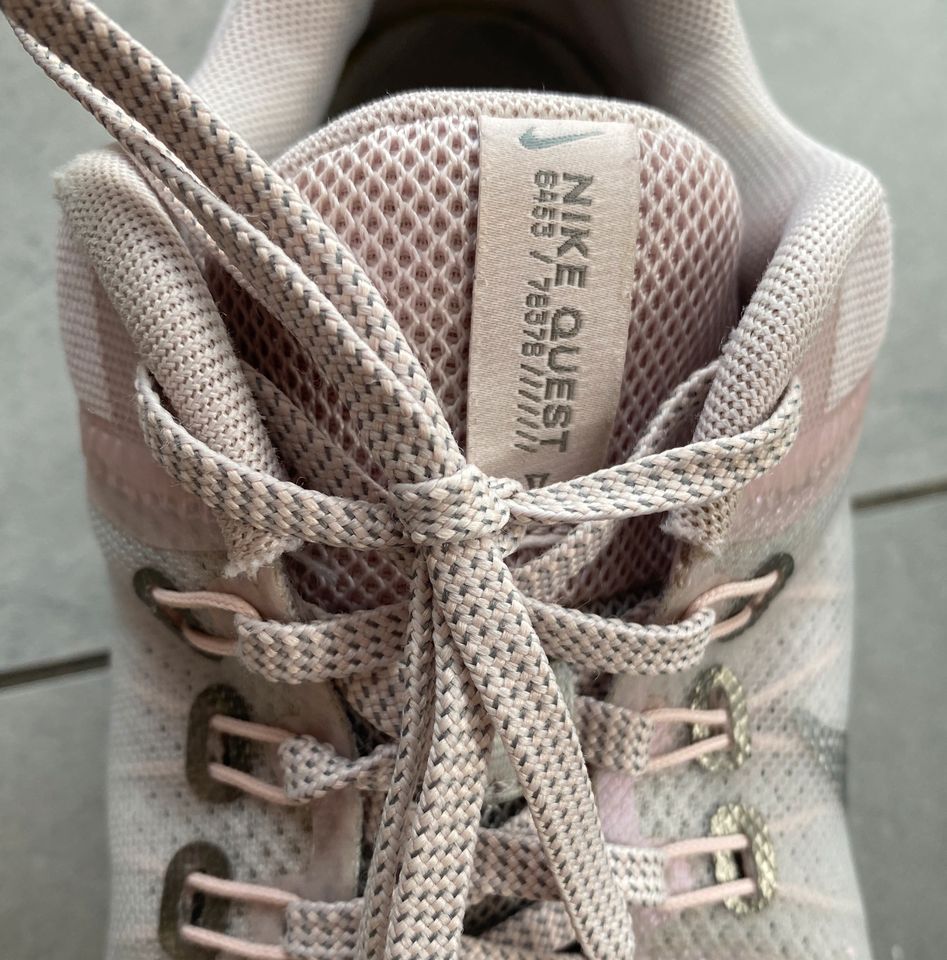 Nike Quest 4 Running, Sneaker, Farbe : grey fog, Gr. 38,5 TOP in Zeil