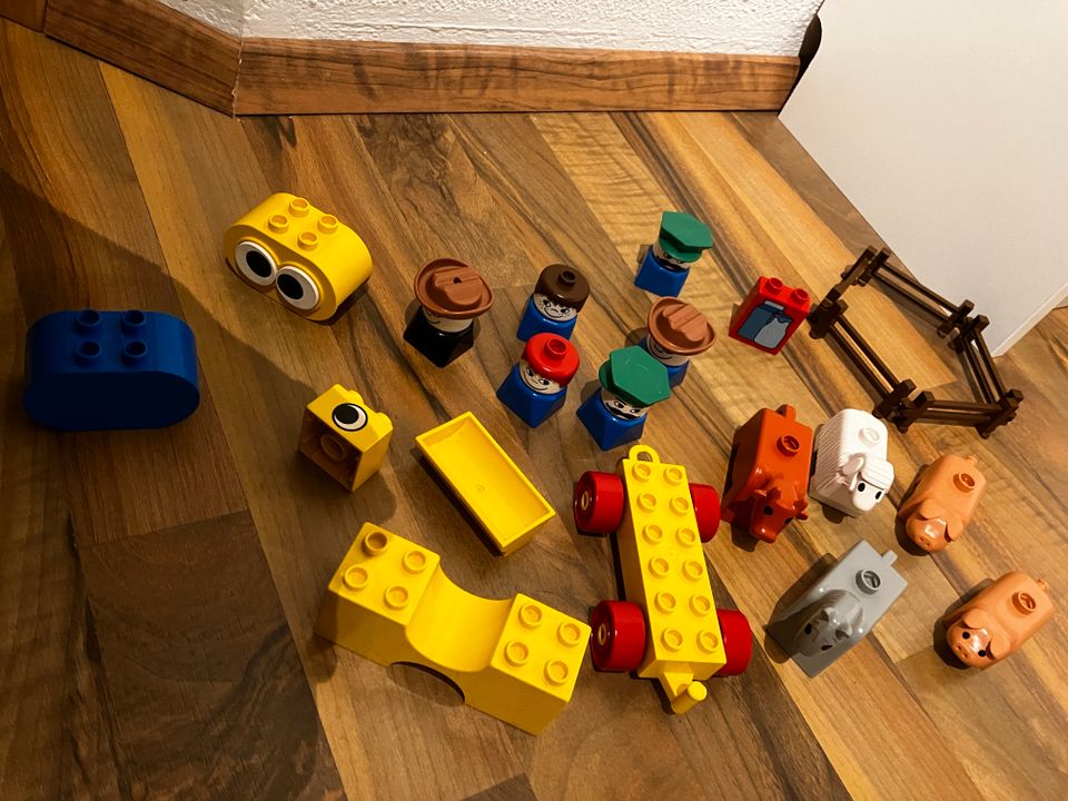 Lego Duplo 70 iger alte Figuren / Tiere Kuh / Schaf / Futtertrog in Julbach