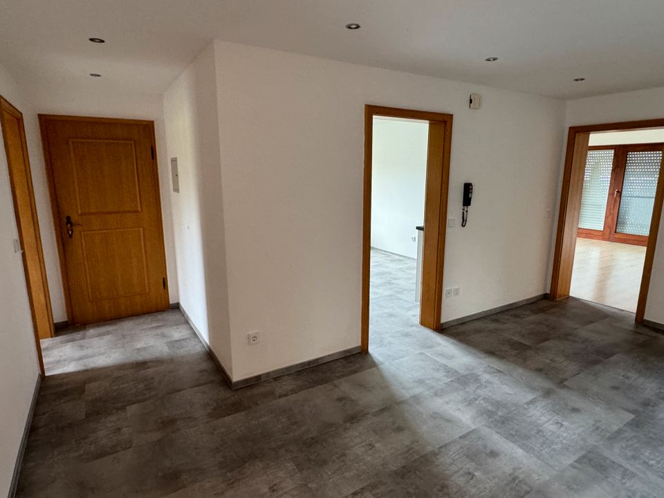 Hochwertige & neu renovierte EG-Wohnung 129 qm Südlage in Lam in Lam