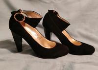 ASOS Wildleder Pumps Schnalle Schwarz Gr. 37 Echt Leder Nordrhein-Westfalen - Wachtendonk Vorschau