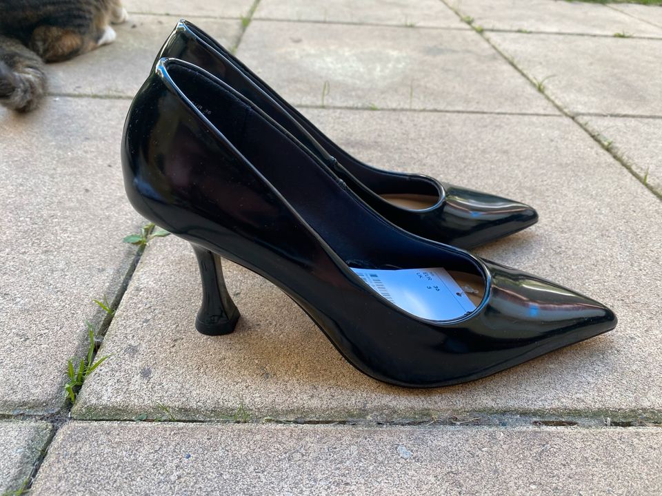 Nagelneue Lack High Heels Plateaux Absatz H&M in Berlin