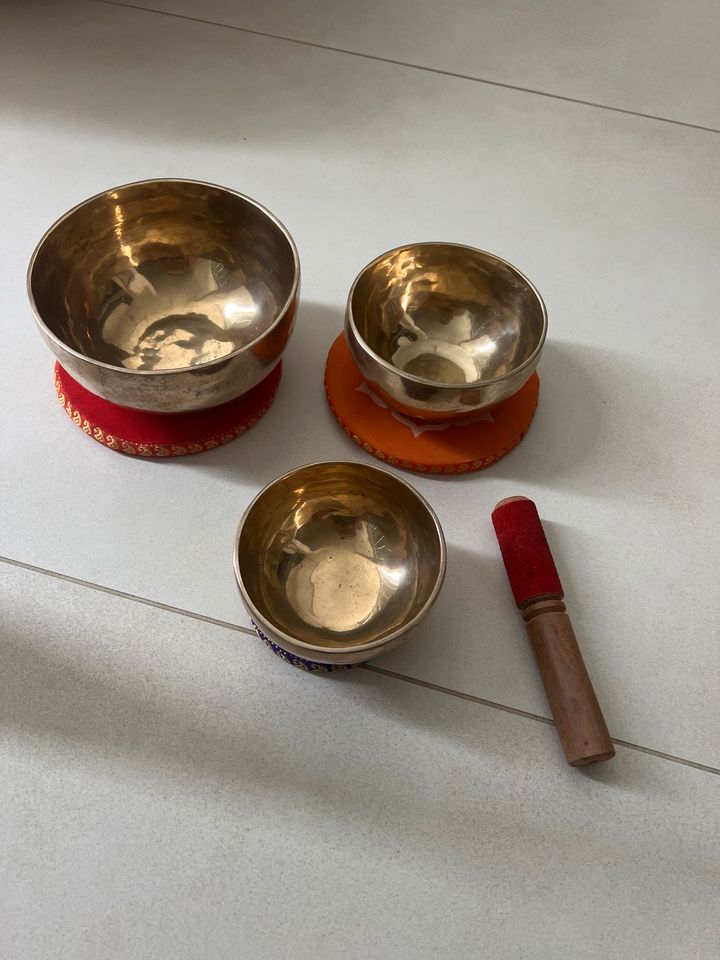 3 Klangschalen Set Traditional Himalayan Singing Bowls in Berlin