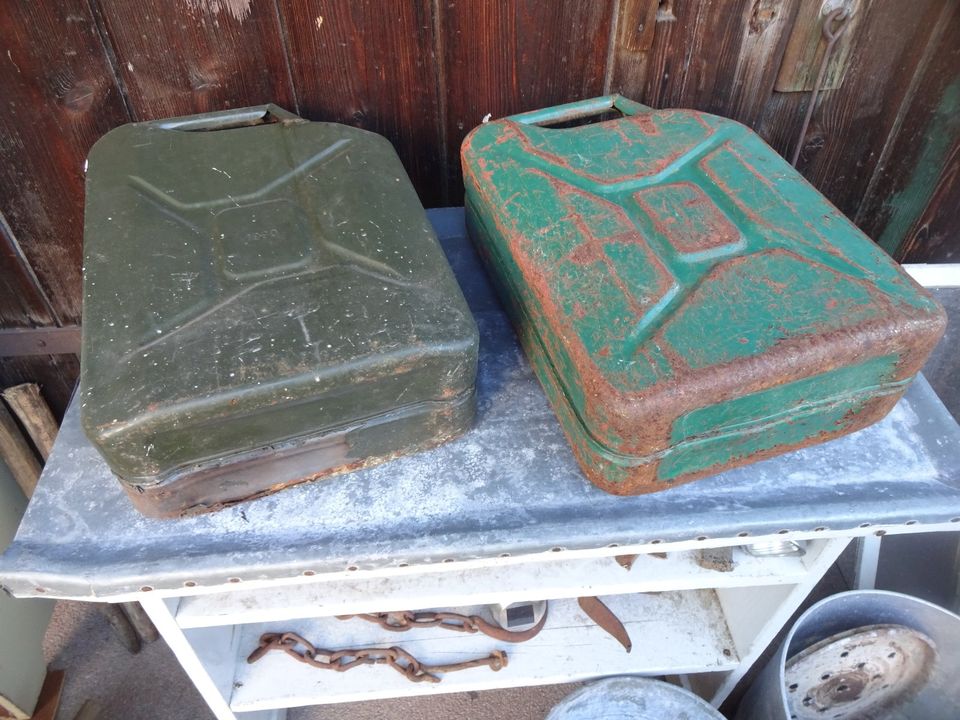 2 alte Kanister Benzinkanister Blechkanister Vintage Shabby Deko in Rangendingen