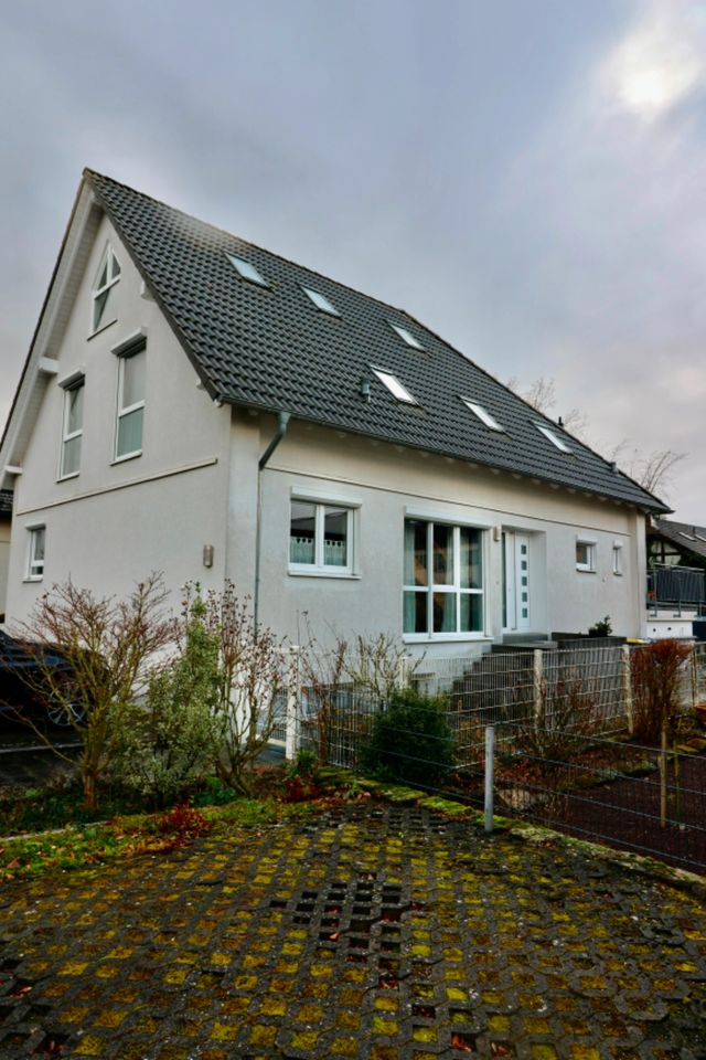 Ein- oder Zweifamilienhaus mit Solaranlage, Kamin und grossen Terrassen in Friedberg (Hessen)