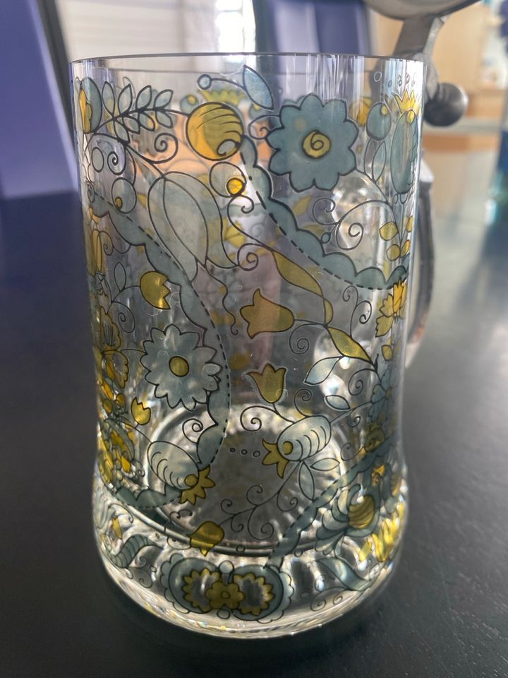 Bierkrug aus Glas mit Deckel, gelb und grau, Blumen in Bietigheim-Bissingen