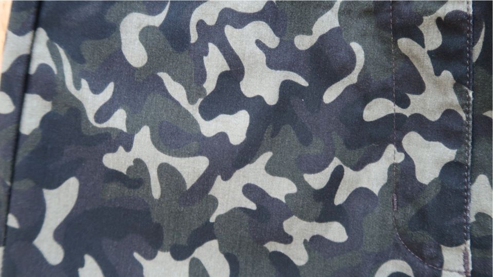 EDC by ESPRIT # stretchige, enge Schlaghose - Camouflage # Gr.36 in Unterleinleiter