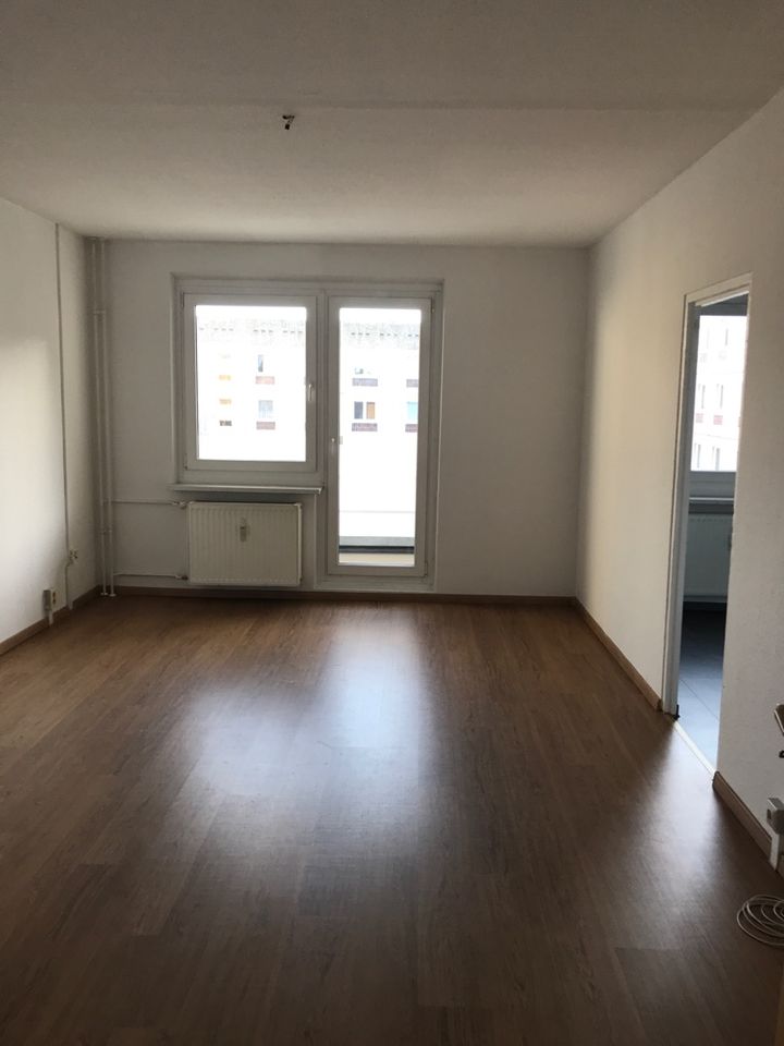 Schöne große 3 Zimmer Wohnung, Küche mit Fenster in Neubrandenburg